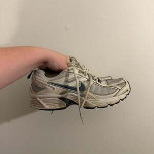 y2k 2006 nike white & blue retro running sneakers women’s size 8 fits 7.5